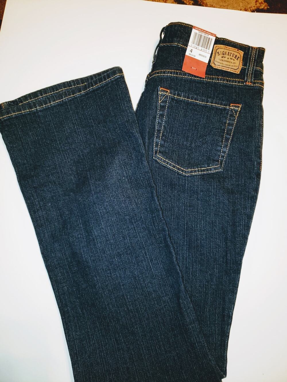 LEVIS NWT sz 4 womens jeans Signature